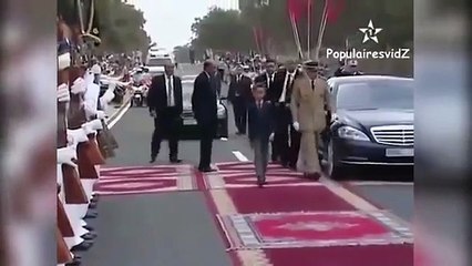 Vea la reacción de este príncipe de 12 años cuando le besan la mano