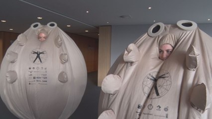 Dénonciation avec humour des mesures anti-terrorisme au Parlement européen