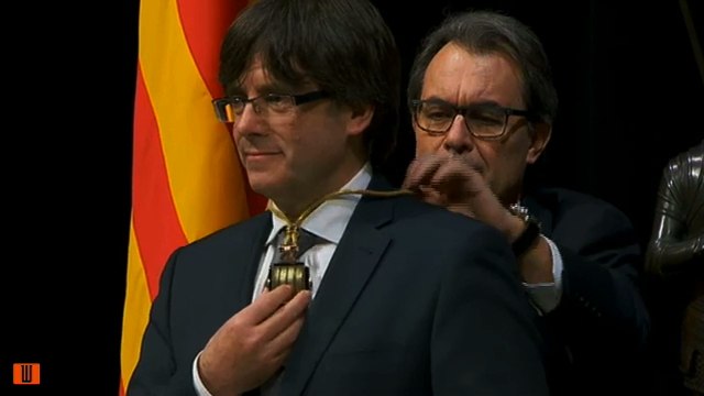 Carles Puigdemont promet fidelitat al poble de Catalunya i no al rei a la constitució espanyola