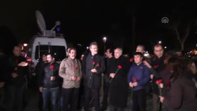 İstanbul Tabip Odası ve Sağlık Emekçileri Sendikası Üyeleri, Sultanahmet'e Karanfil Bıraktı