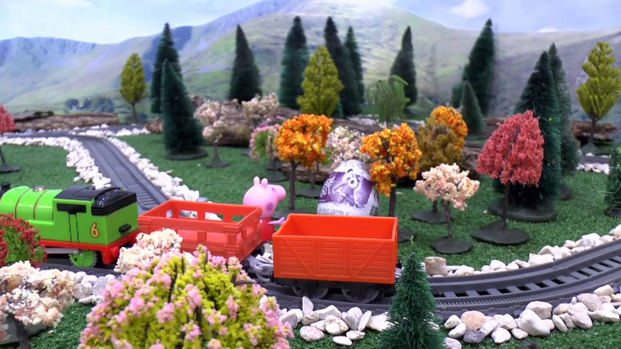 Peppa Cochon Rencontre Les Schtroumpfs | Thomas et ses Amis Oeuf Surprise Histoire | Intérieur Kinder Monster High