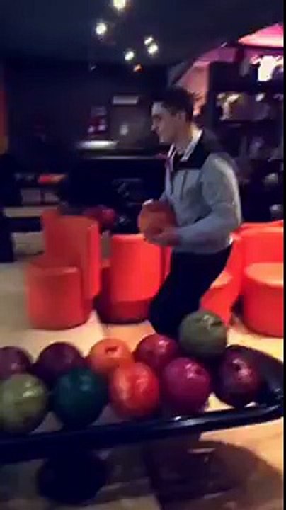 Détruire le plafond d'un bowling!