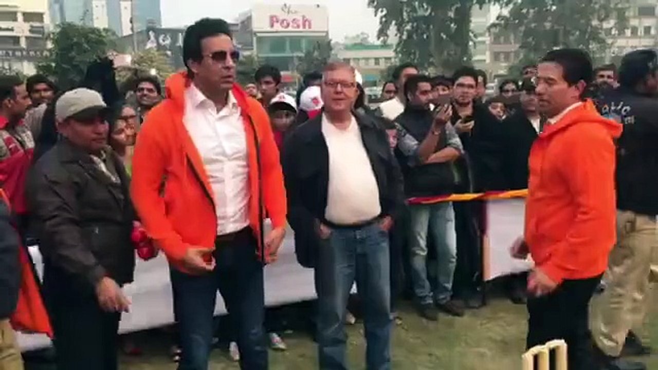 Wasim Akram Played Tape Ball Cricket With Cricket Fans | PSL 2016