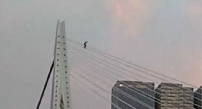 Le défi complètement fou d'un jeune skateur