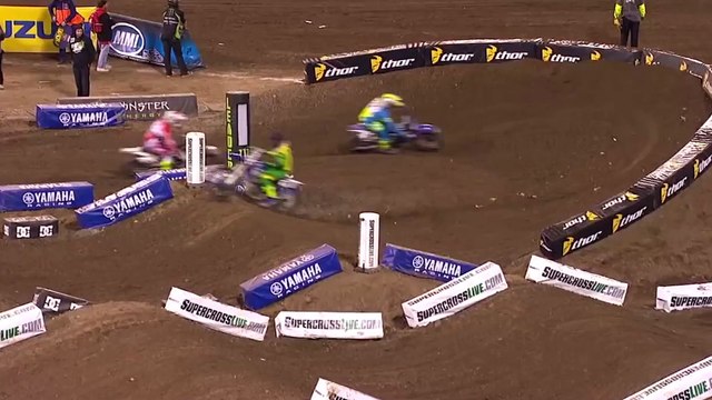 Supercross : 2 pilotes se battent en pleine course