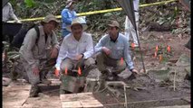 Arqueólogos extraen dos piezas de la ancestral Ciudad Blanca junto al presidente de Honduras