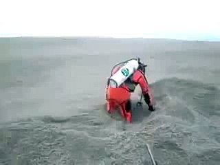 شاهدوا الرمال المتحركة في صحراء  الربع الخالي  سبحان الله لاحظوا الأمواج تماما مثل البحر