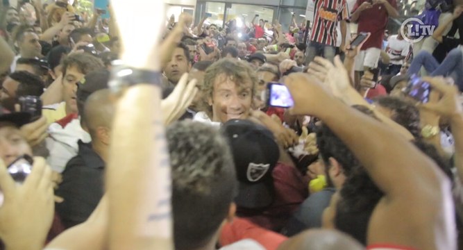 Diós voltou! Lugano desembarca em São Paulo nos braços da torcida tricolor