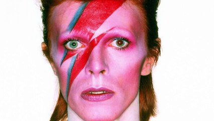 Discover David Bowie's Top 8 Iconic Gender-Bending Fashion Moments 🎤