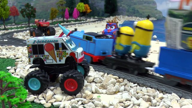 Drôle des Minions Histoires avec Thomas et ses Amis et de Peppa Pig des Voitures | Camions de Monstre et Play Doh Pepa