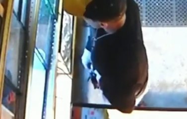 Il vole un python en le cachant dans son pantalon