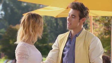 Léon sings to Violetta "Las Mañanitas"