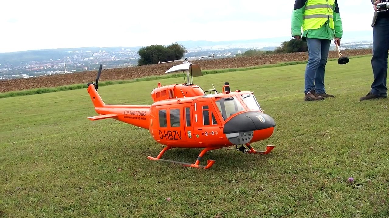 BELL UH1 D GIGANTIC RC SCALE TURBINE MODEL HELICOPTER DEMO FLIGHT / Mega RC Airshow Göttin