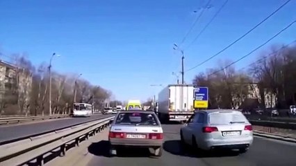 【衝撃映像】　海外自動車事故　衝撃クラッシュシリーズ　決定的瞬間　No 113