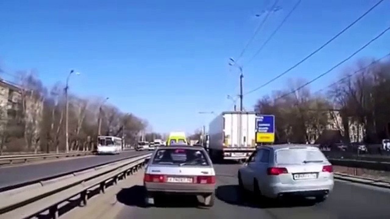 【衝撃映像】　海外自動車事故　衝撃クラッシュシリーズ　決定的瞬間　No 113