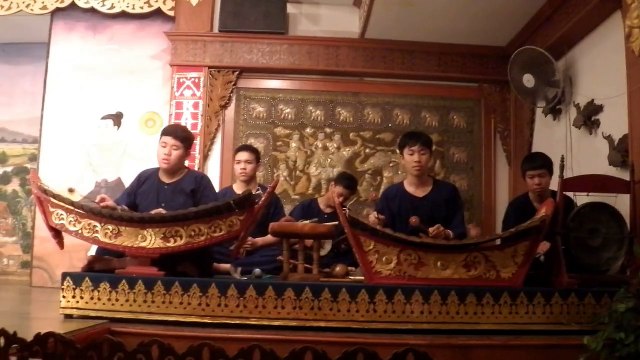 SAO MAI DANSE TRADITIONNELLE KANTOKE A CHIANG MAI (THAÏLANDE) LE 28 NOVEMBRE 2015