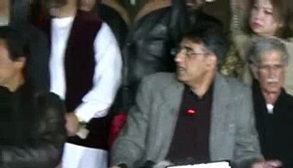 Asad Umar is making fun of Nawaz's 'Tahir-e-Lahooti' and tells the location of 'Tahir-e-Lahooti' as well.