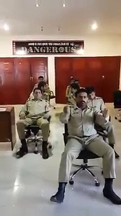 Army walun ke bus in Class mast watch hansi na rok pao gy
