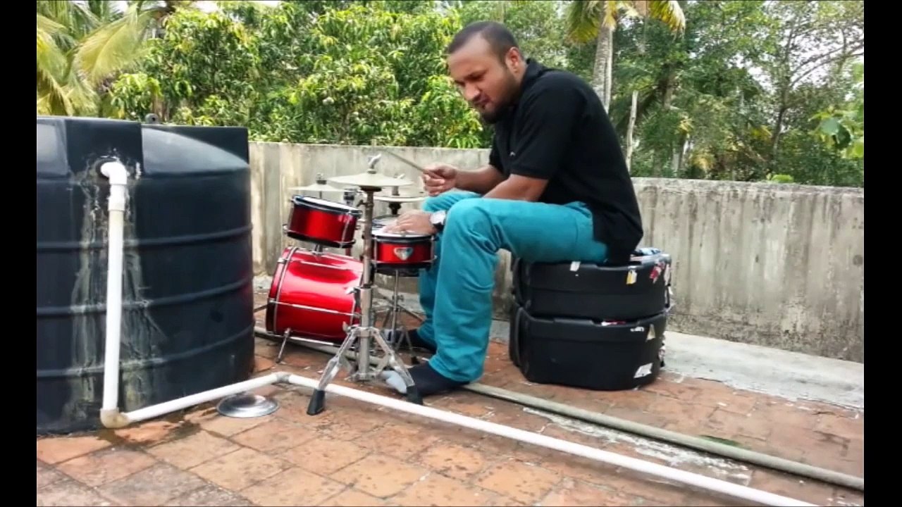 Duo de batterie entre un homme et... un tuyau!