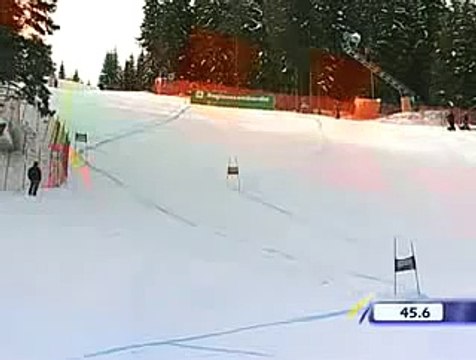 Ce skieur se prend une porte entre les jambes... Douloureux!!!