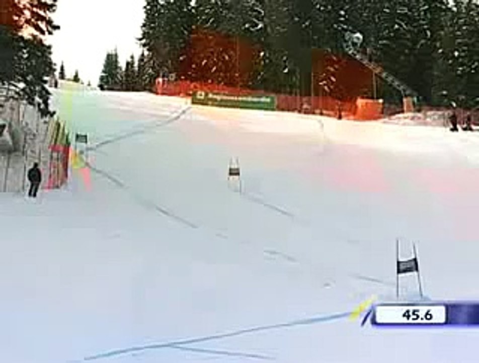 Ce skieur se prend une porte entre les jambes... Douloureux!!!