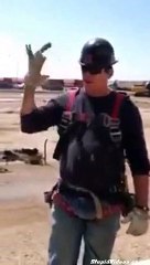 Construction Worker Has Cool Hammer Tricks