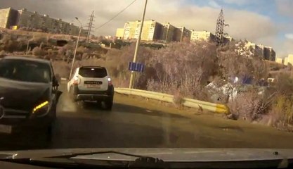 Virajı Alamayan Sürücü Karşı Şeritten Gelen Araçlara Çarptı