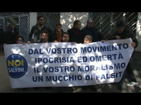 Quarto (NA) - Flash mob di Noi con Salvini : Da M5S ipocrisia e omertà (12.01.16)