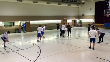 Un panier de basket inscrit sur un système de football américain !