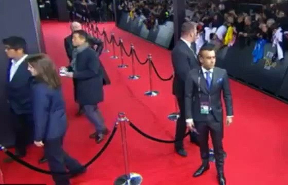 Un fan se cayó de cabeza y Cristiano Ronaldo se 'partió de risa' Gala Balon de Oro 2016 (Latest Sport)