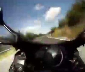 Motociclista escapa a acidente certo e nem sabe como!