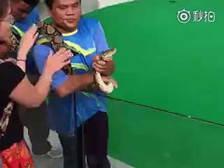 Download Video: اگر سانپ نہیں چاہتا تو اسے کیوں کس کر رہی ہو۔ (Girl Kissing the Snake)