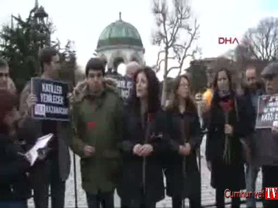 'Vatan haini bunlar' diye bağırıp eylemcilere bıçakla saldırdı