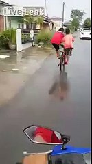 Deux enfants inventent une technique ingénieuse pour faire du vélo