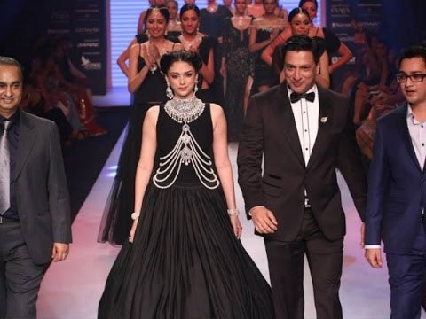 Aditi Rao Hydari Flaunts Love Themed Jewellery