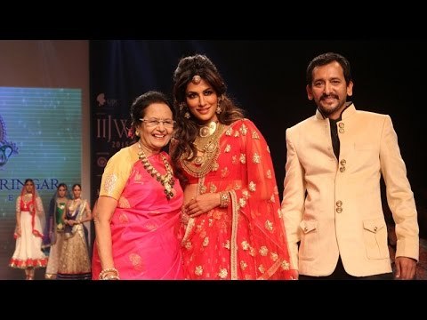Chitrangada Singh Walks the Ramp For Shobha Shringar @ IIJW 2015