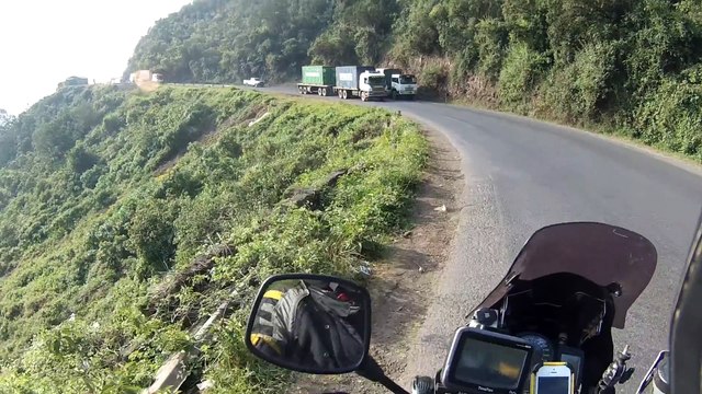 Difficile de survivre aux routes du Kenya en tant que motard... Dingue