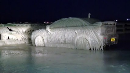 下载视频: Une voiture entièrement couverte de glace après une tempête