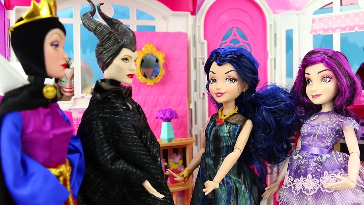 Descendants Mal & Evie Save Ben & King Adam after Kidnapping by the Villains. DisneyToysFan