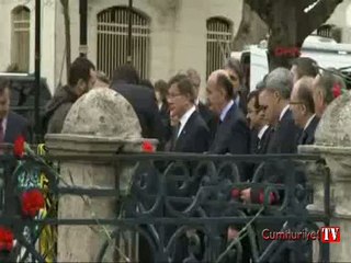 Davutoğlu, Sultanahmet'e karanfil bıraktı