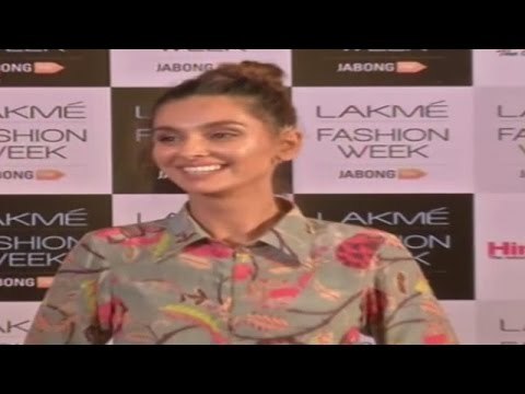 Steamy Shibani Dandekar @ Lakme Fashion Week 2014 Curtain Raiser