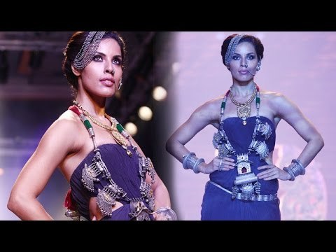 India International Jewellery Week 2014 IIJW Sexy Deepti Gujral Sizzles On Ramp