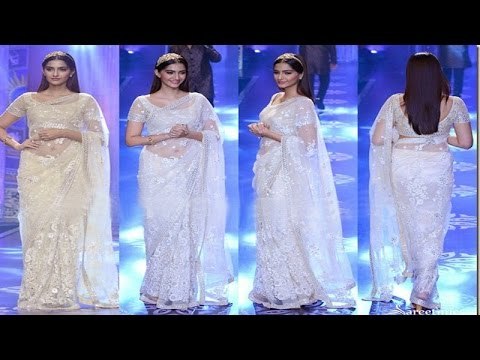 Sonam Kapoor Looks Drop Dead Gorgeous on The Ramp IIJW 2014 Grand Finale