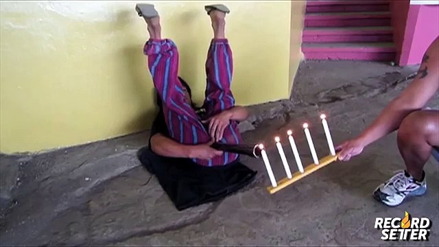 Souffler 5 bougies en pétant dans un tuyau