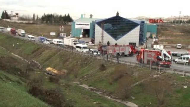 Lastiği Patlayan Kamyon, Şarampole Yuvarlandı