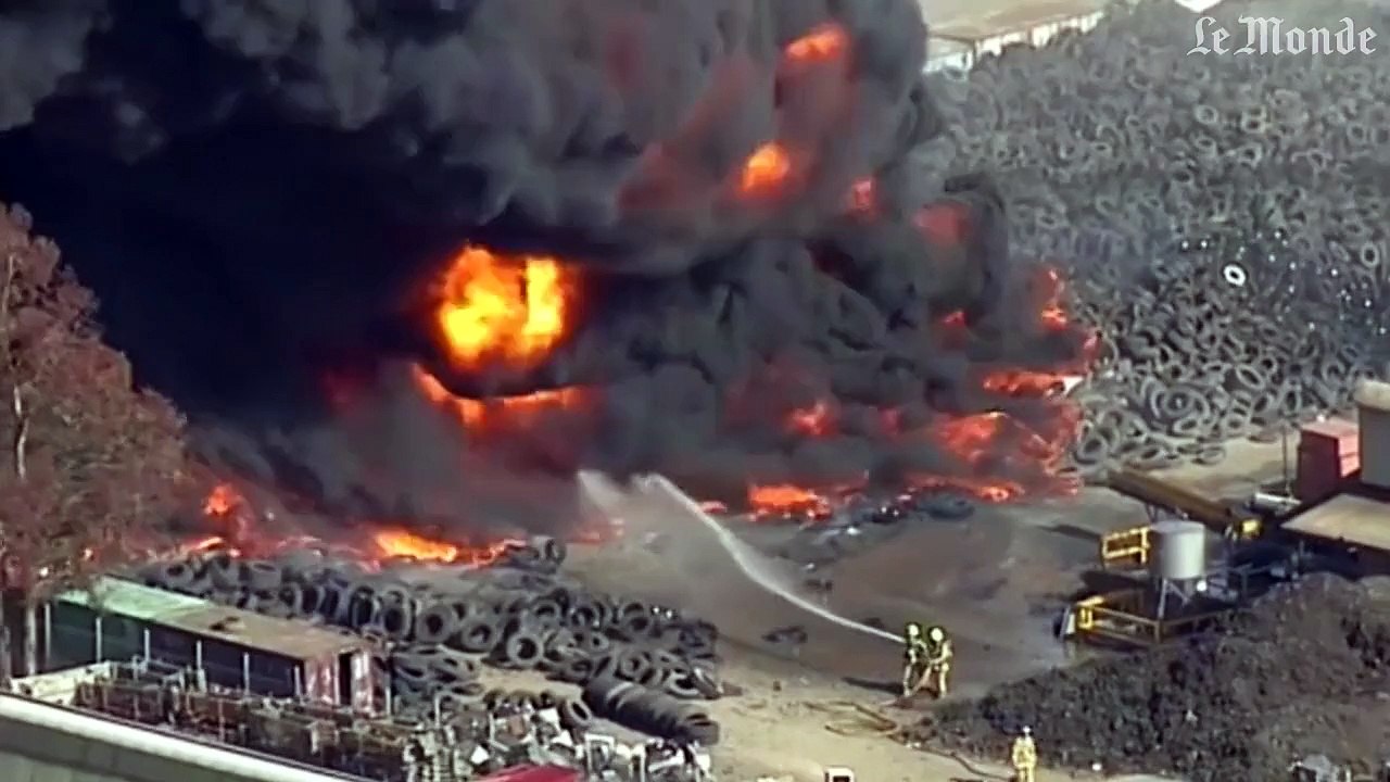 Un intense incendie dévaste un champs de pneus en Australie - Vidéo  Dailymotion
