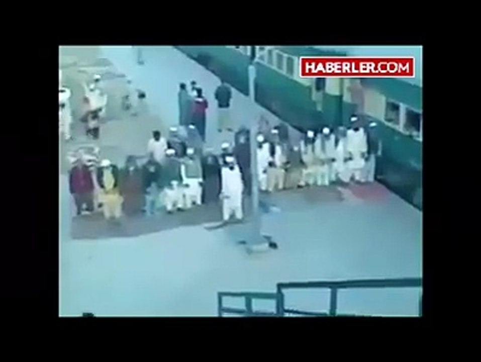 They Start Offering Offering Prayer When Train Stop For Few Minutes