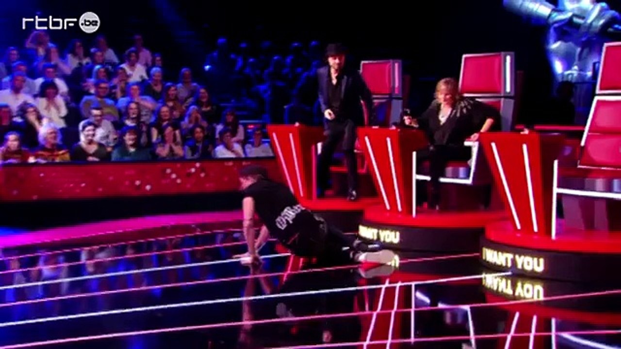Buzz : La GROSSE chute de Quen­tin Mosi­mann sur le plateau de The Voice