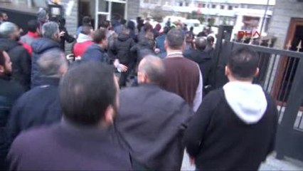 Télécharger la video: Amigo Sefa'nın Cenazesi Adli Tıp'a Getirildi, Onlarca Taraftar Kapıları Aşarak Bahçeye Girdi