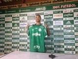 Roger Carvalho é apresentado como novo reforço do Palmeiras